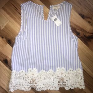 Adorable blue and white top with lace detail 💙